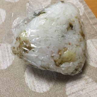 イカ昆布のごま油おむすび